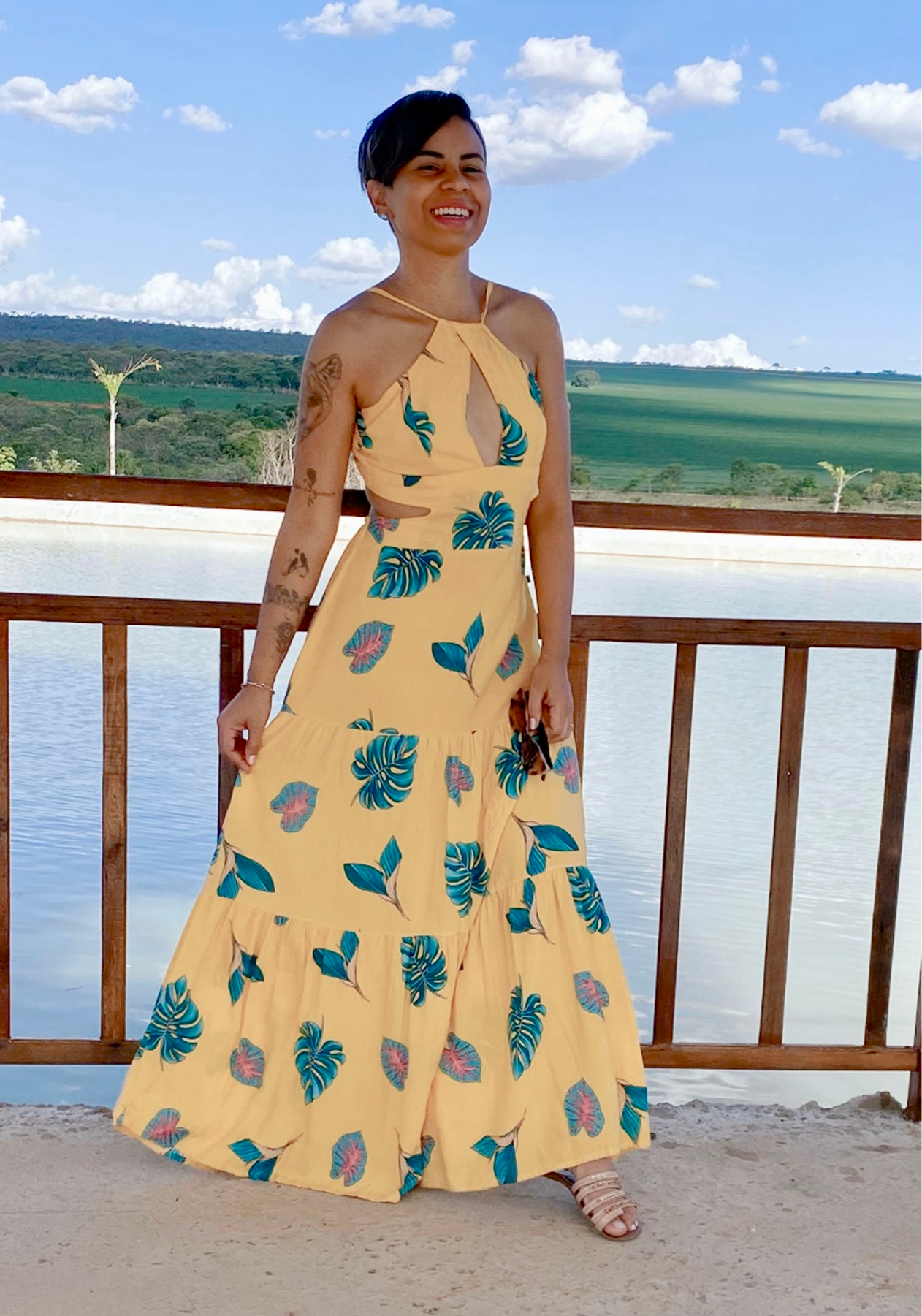 Telma com vestido amarelo com detalhes verdes